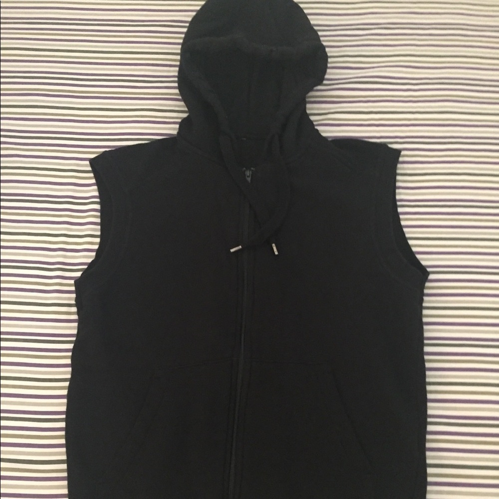 Black Sleeveless H & M Hoodie. Sall
